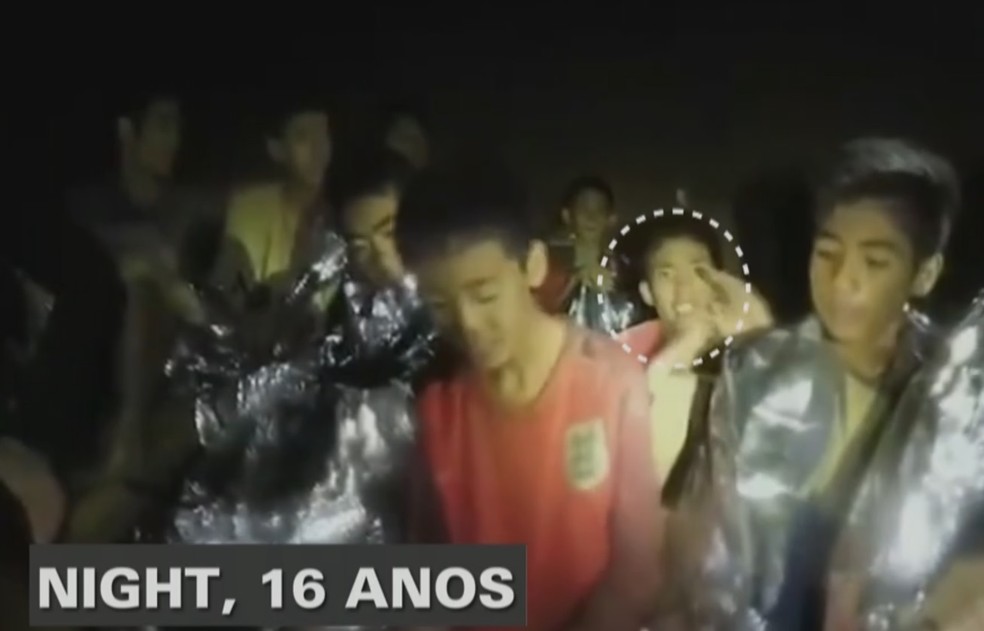 night - Veja quem são os 12 garotos e o técnico de futebol que ficaram presos em caverna na Tailândia