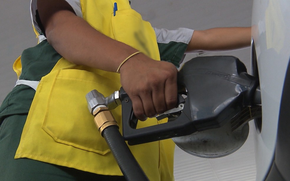 Esutdo mostra que quem abastece gasolina em horários quentes pode perder até 400 ml a cada 50 litros de combustível.  (Foto: Reprodução/TV Paraíba)