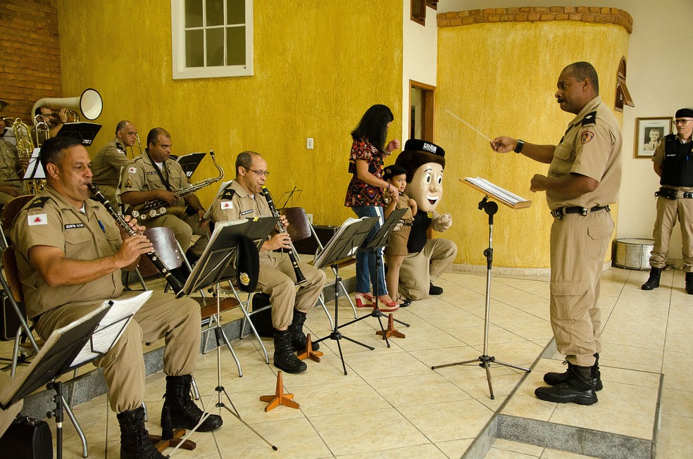 A Banda da Polícia Militar em Juiz de Fora fez uma apresentação especial para Nathally nesta sexta-feira (20) (Foto: Polícia Militar/Divulgação)