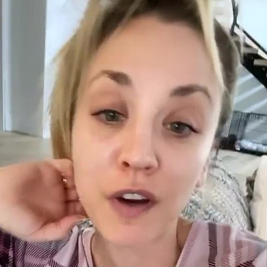A atriz Kaley Cuoco sem maquiagem durante seu período de isolamento por conta do coronavírus (Foto: Instagram)