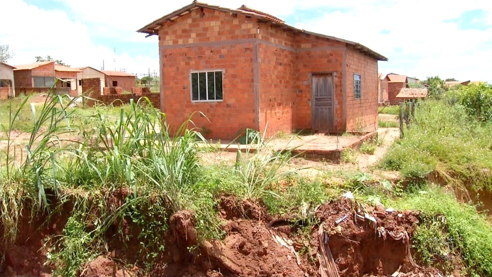 Casa estÃ¡ quase sendo engolida por erosÃ£o (Foto: ReproduÃ§Ã£o/TV Anhanguera)