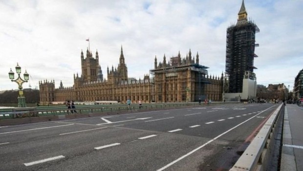 Ruas de Londres ficaram desertas durante lockdown; após meses de fechamento, Reino Unido inicia relaxamento das medidas restritivas (Foto: PA MEDIA)