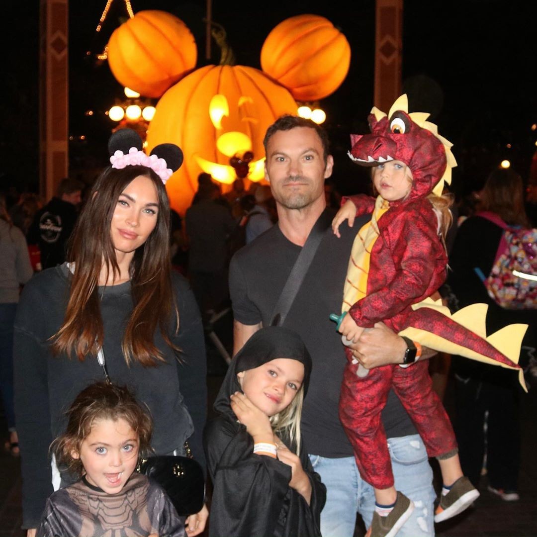 Megan Fox e Brian Austin Green com filhos durante um passeio em família (Foto: Reprodução/Instagram)