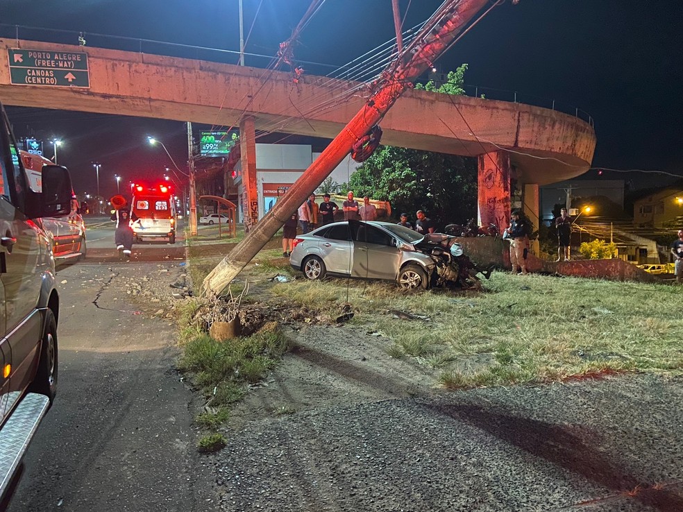 Motocicleta foi arrastada por 120 metros até carro bater contra poste em Canoas — Foto: Eduardo Paganella/RBS TV