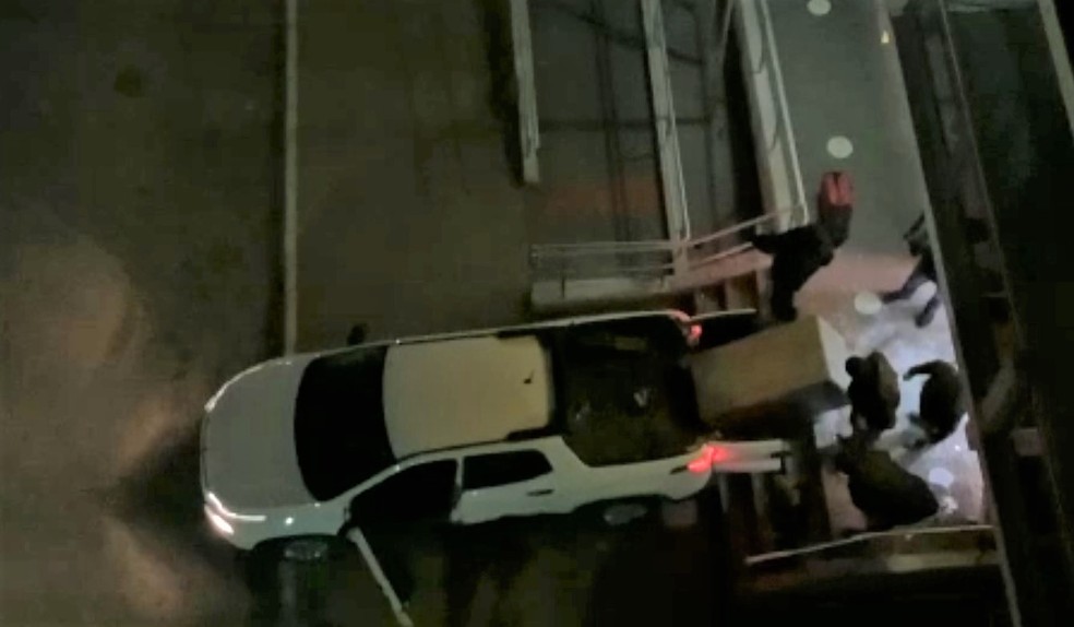 Homens Armados Tiram Cofre De Dentro De Agencia Bancaria Mas Nao Conseguem Levar Embora Em Cerro Azul Video Parana G1