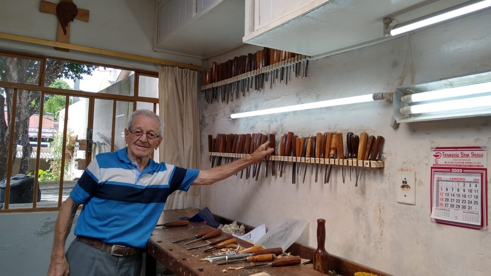 Aposentado fez as próprias ferramentas para trabalhar. Atualmente, ele tem mais de 100  — Foto: Adriana Justi/G1 