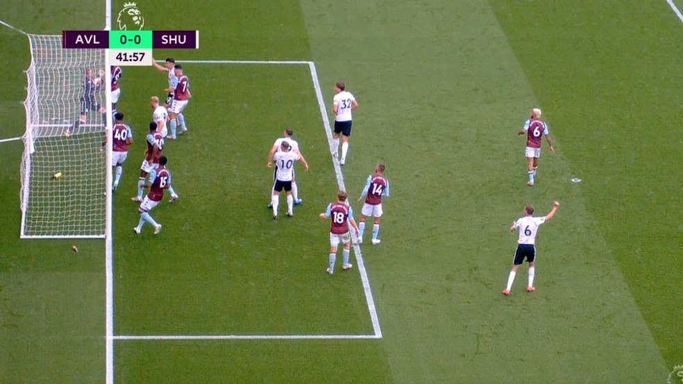 Nyland, do Aston Villa, parece entrar com bola e tudo, enquanto jogadores do Sheffield United pedem o gol — Foto: Reprodução / ESPN Brasil