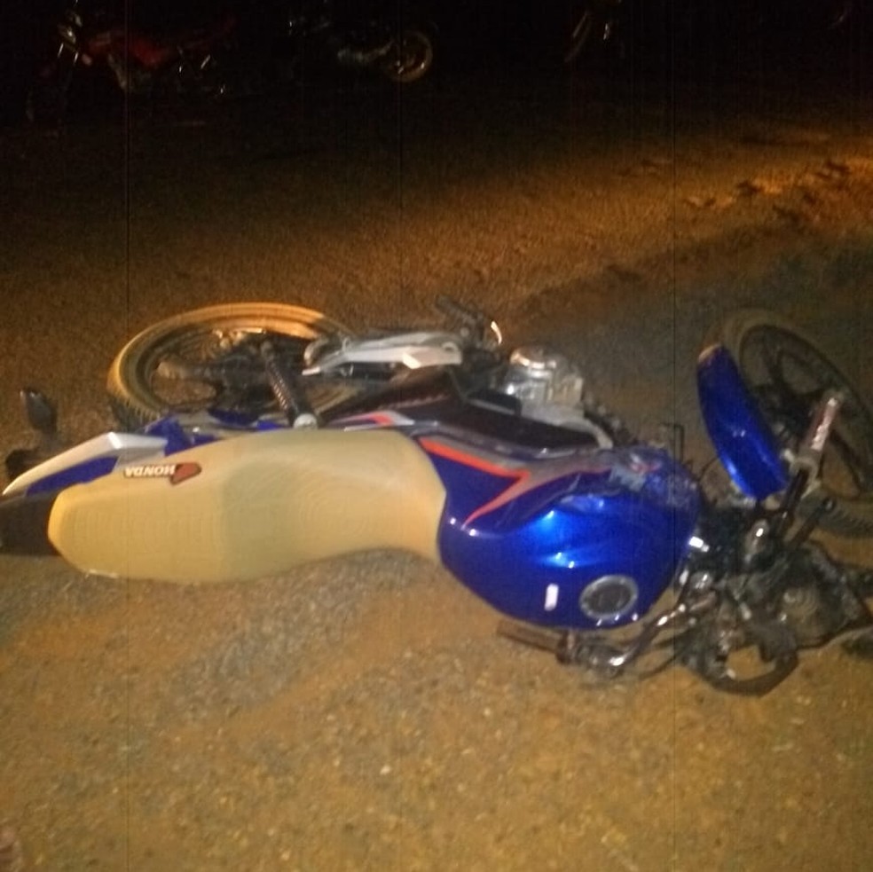 Motos ficaram na estrada após acidente próximo a Bocaina — Foto: Divulgação/PM