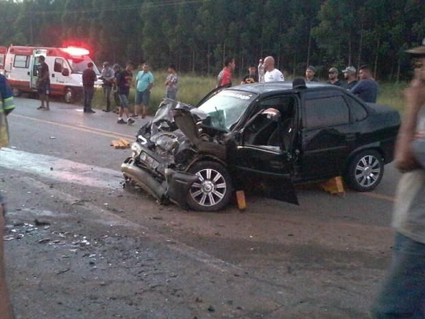 Vítimas do carro ficaram em estado grave, diz corporação (Foto: Divulgação/ Bombeiros Itapetininga)