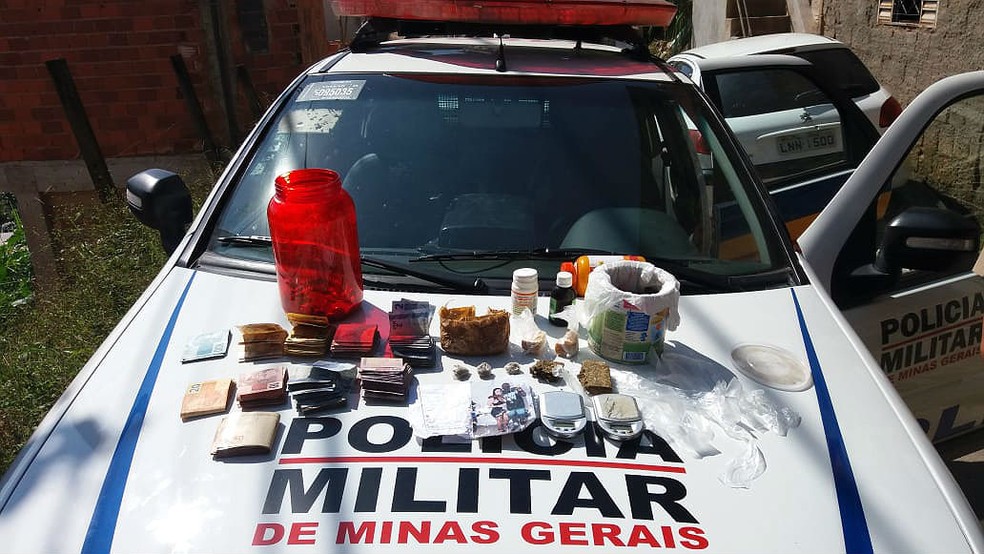 Dinheiro, drogas e materiais apreendidos no Bairro Nossa Senhora de Lourdes durante a operação Epílogo  — Foto: Polícia Militar/Divulgação
