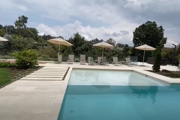Maluma mostra mansão na Colômbia com elevador, piscina e cinema (Foto: Reprodução/Youtube)