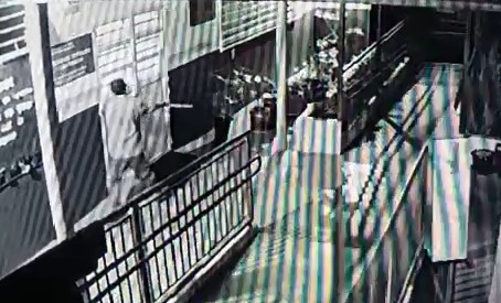 Imagens mostram momento em que homem furta escola em Cascavel