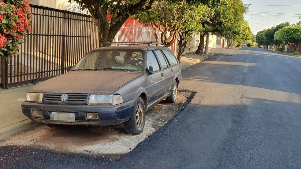Recape foi feito em toda rua, menos no local onde o carro estava — Foto: Monize Poiani/TV TEM