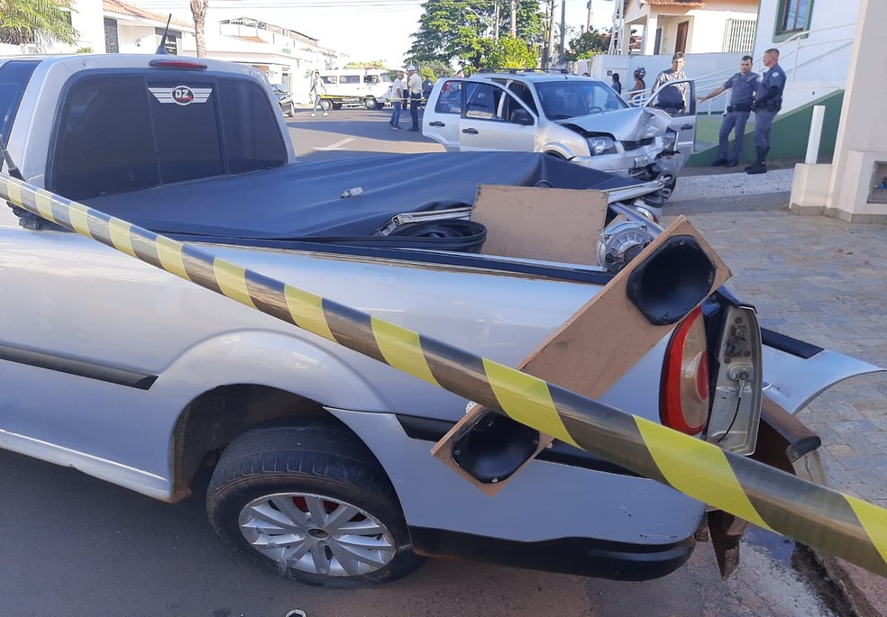 Segundo os bombeiros, motorista estava sofrendo princípio de infarto — Foto: Diego Pereira/Site Mais Tupã