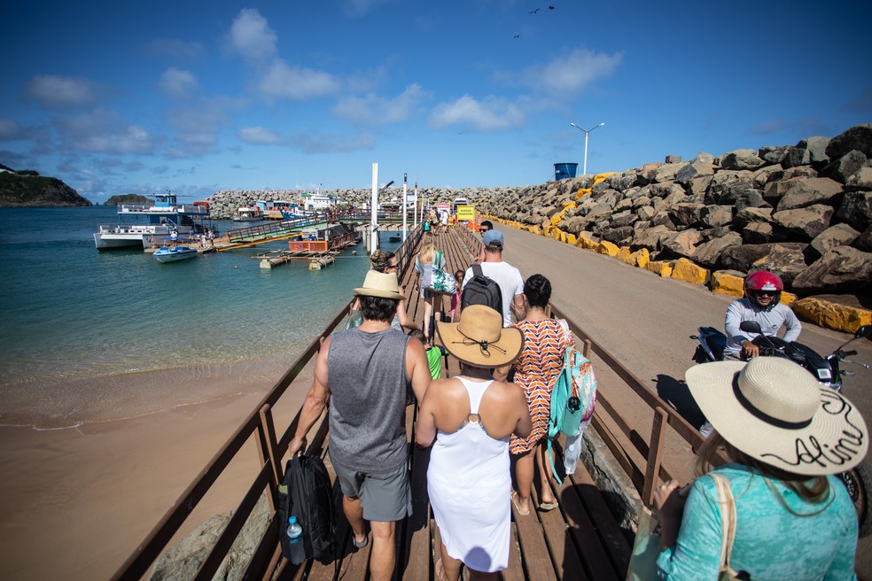 Turistas chegam à Praia do Porto para passeio de barco em Fernando de Noronha, em janeiro de 2019 — Foto: Fábio Tito/G1
