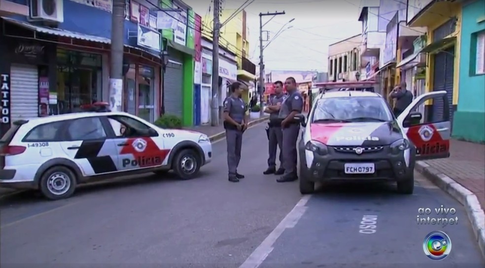 Polícia Militar foi acionada e fechou ruas de Jarinu para facilitar atendimento da ocorrência (Foto: Reprodução/TV TEM)
