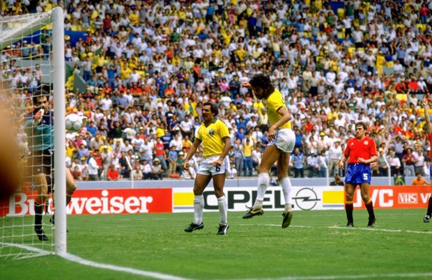 Sócrates marca para o Brasil contra a Espanha, na Copa do Mundo de 1986 (Foto: Getty Images)