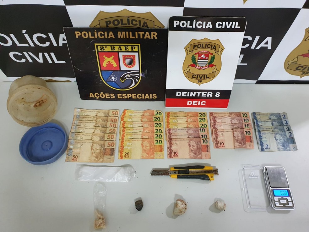 Polícia Civil apreendeu dinheiro, crack, balança de precisão, estilete e vários sacos que seriam usados para embalar a droga — Foto: Polícia Civil