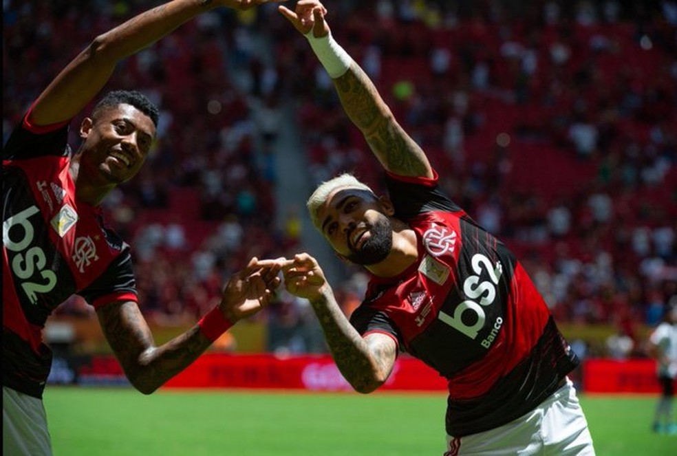 Bruno Henrique e Gabigol comemoram gol do Flamengo na Supercopa — Foto: Alexandre Vidal / Flamengo