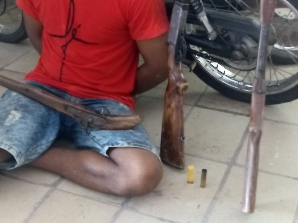 Homem foi preso com espingardas e uma garruncha após ter roubado o mesmo carro duas vezes na mesma noite no Piauí — Foto: Divulgação/ Polícia Militar