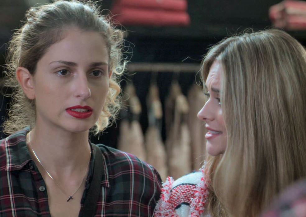 Simone leva Ivana para experimentar roupas e maquiagem — Foto: TV Globo