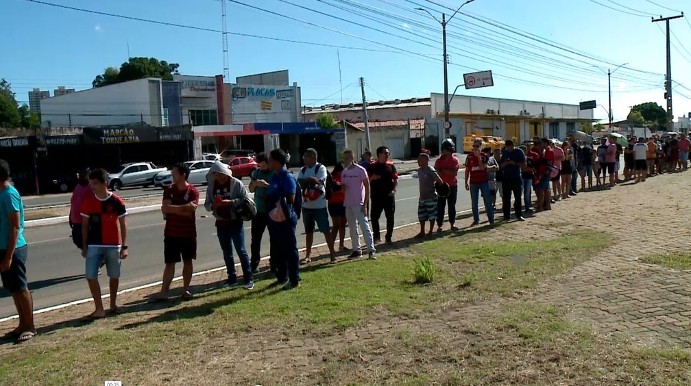 Filas para comprar ingresso de Altos x Flamengo  — Foto: Rede Clube