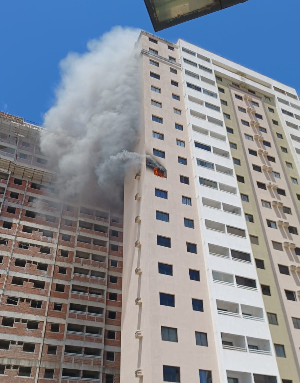 Incêndio atinge apartamento de prédio residencial em Natal — Foto: Divulgação