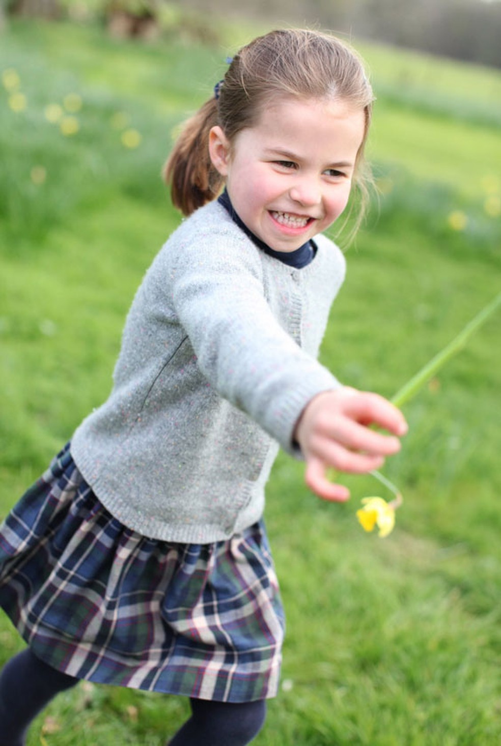 William e Kate Middleton, pais de Charlotte, fotografaram a filha no Palácio de  Kensington em abril  — Foto: Kensington Palace/ Twitter