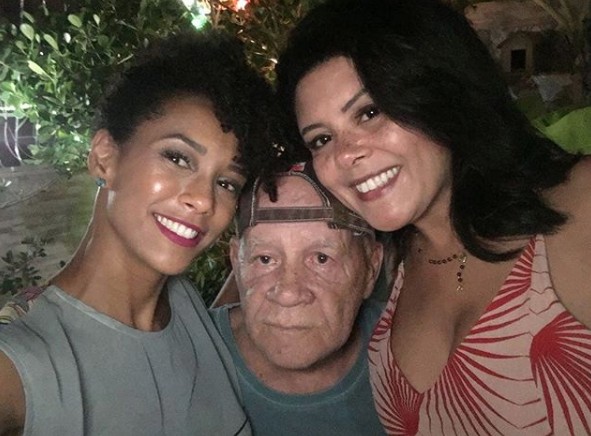 Taís Araujo com o pai, seu Ademir, e a irmã Claudia (Foto: Reprodução/Instagram)