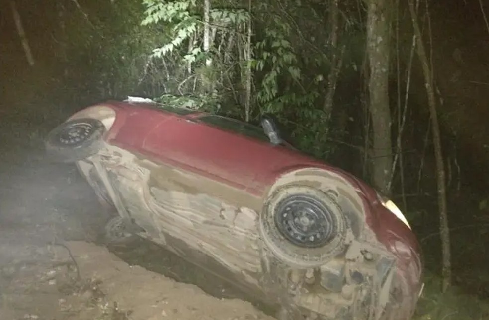 Carro ficou preso em árvore, mas motorista caiu em ribanceira — Foto: Corpo de Bombeiros Militar/Divulgação