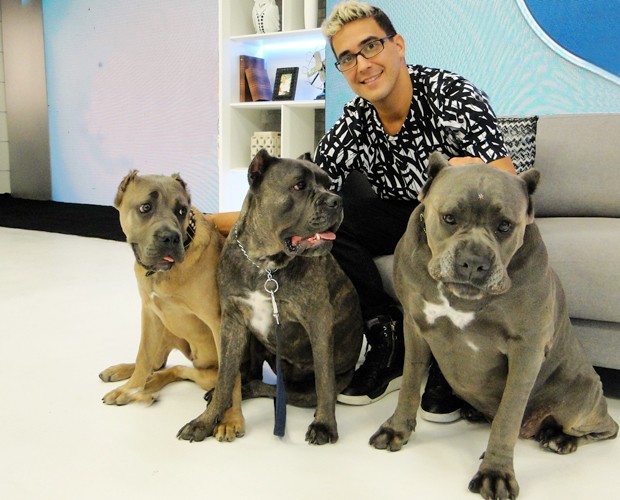 André levou suas cadelas para falar sobre expressões caninas (Foto: Laura Fraga/Gshow)