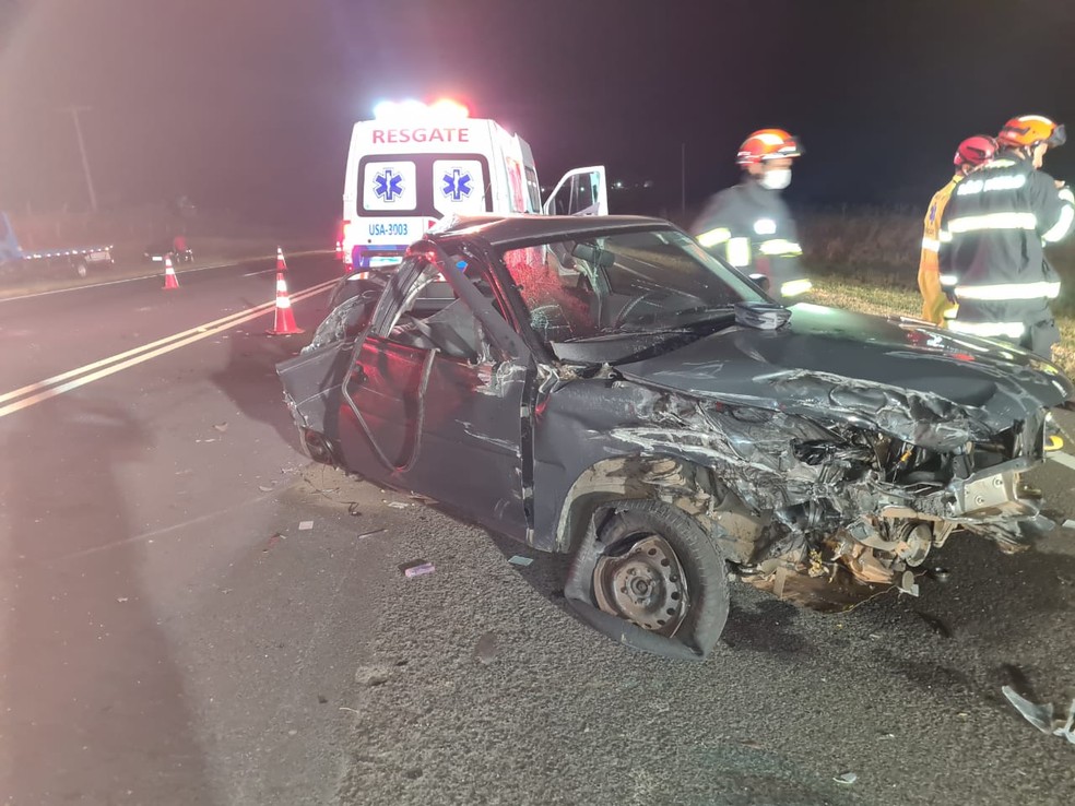 Carro foi atingido pelo caminhão na rodovia em Pompeia — Foto: João Trentini/ Arquivo pessoal 