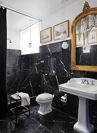 Banheiro principal | A cortina de veludo molhado da Donatelli, junto do boxe, combina com o mármore nero marquina, da MG Mármores e Granitos (Foto: Tuca Reinés e Denilson Machado/ MCA Estúdio)