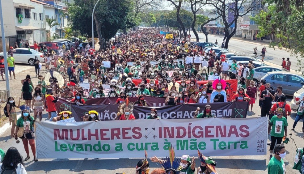 Marcha das Mulheres Indígenas, em Brasília — Foto: Alass Derivas