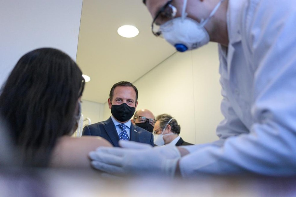 Governador João Doria (PSDB) observa vacina chinesa contra Covid-19  ser aplicada em profissionais de saúde nesta terça (21). — Foto: Divulgação/Governo do Estado de São Paulo