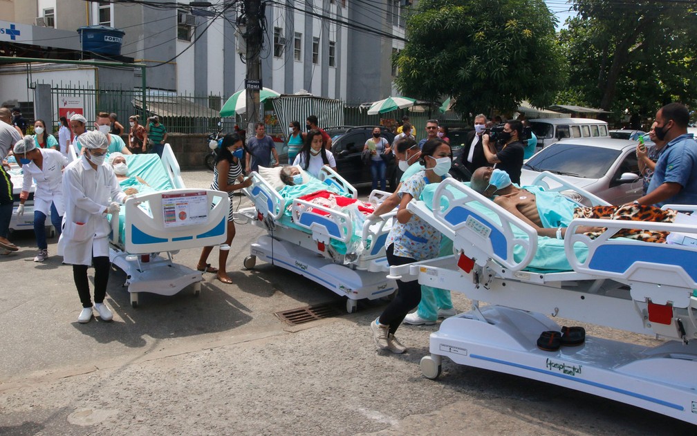 Pacientes foram retirados às pressas do Hospital Federal de Bonsucesso, na Zona Norte do Rio — Foto: Reginaldo Pimenta/Agência O Dia/Estadão Conteúdo