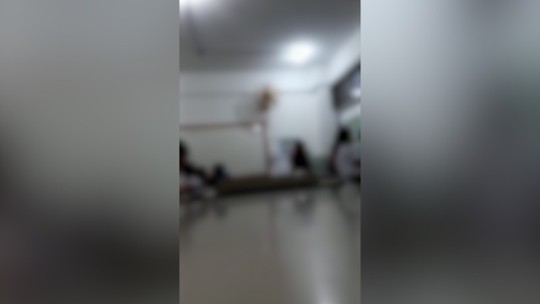 Em vídeo gravado por aluno, professora incentiva agressão: 'Eles têm que bater em você, para você aprender'