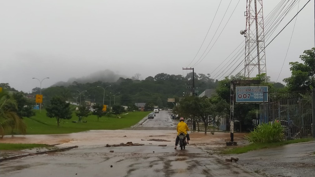 Céu cinza e rua alagada em Ouro Preto do Oeste, RO — Foto: Khauane Farias/Rede Amazônica 