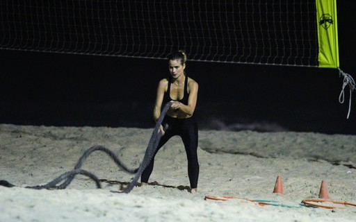 Luiza Valdetaro faz treino noturno em praia do Rio