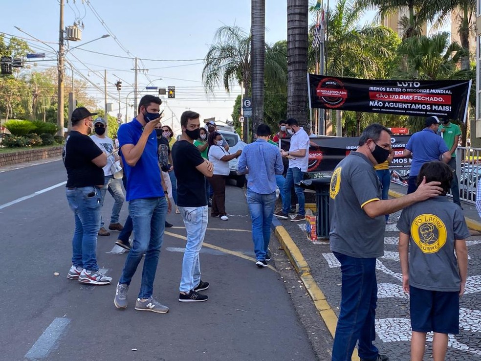 Comerciantes defendem abertura de bares e restaurantes em Presidente Prudente até as 22h — Foto: Bill Paschoalotto/TV Fronteira