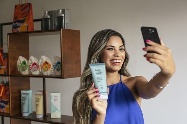 Consultora da Natura: mais de 50% já vendem ativamente pelo digital (Foto: Divulgação)