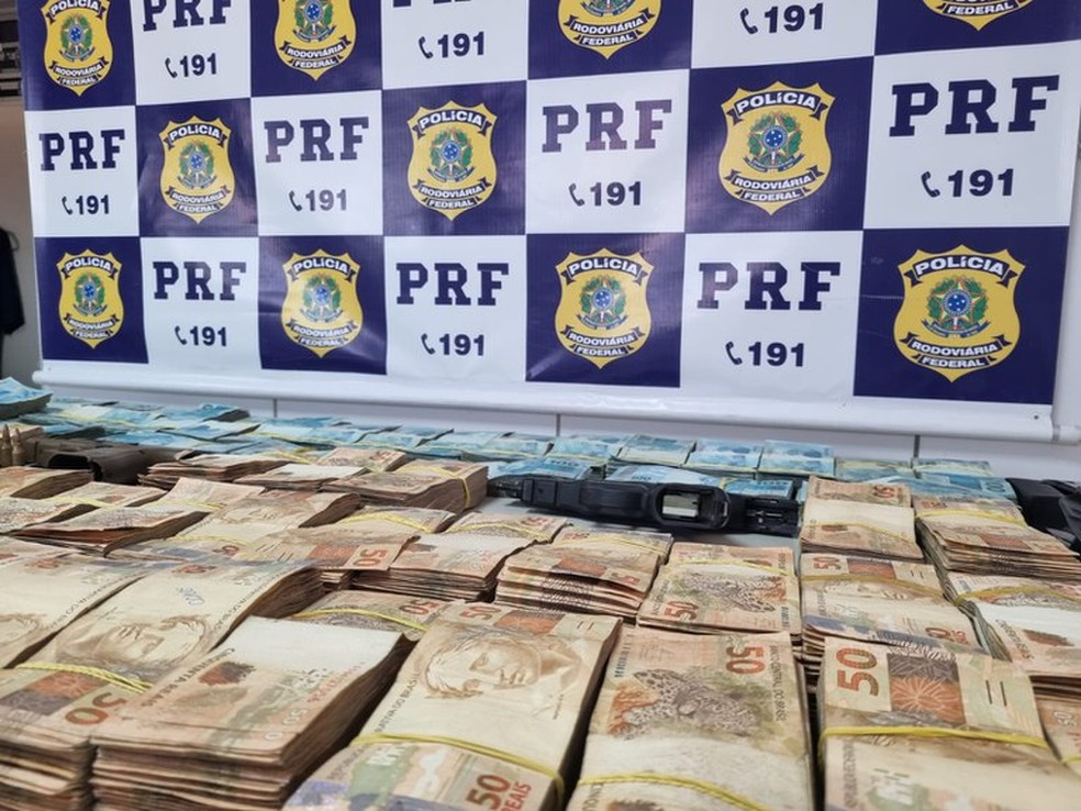 PRF apreendeu malas com mais de R$ 700 mil no interior do Ceará — Foto: PRF/Divulgação