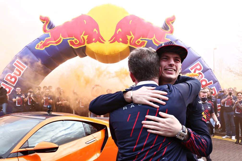 Max Verstappen recebe o abraço de Christian Horner na festa da RBR pelo título do holandês — Foto: Mark Thompson/Getty Images