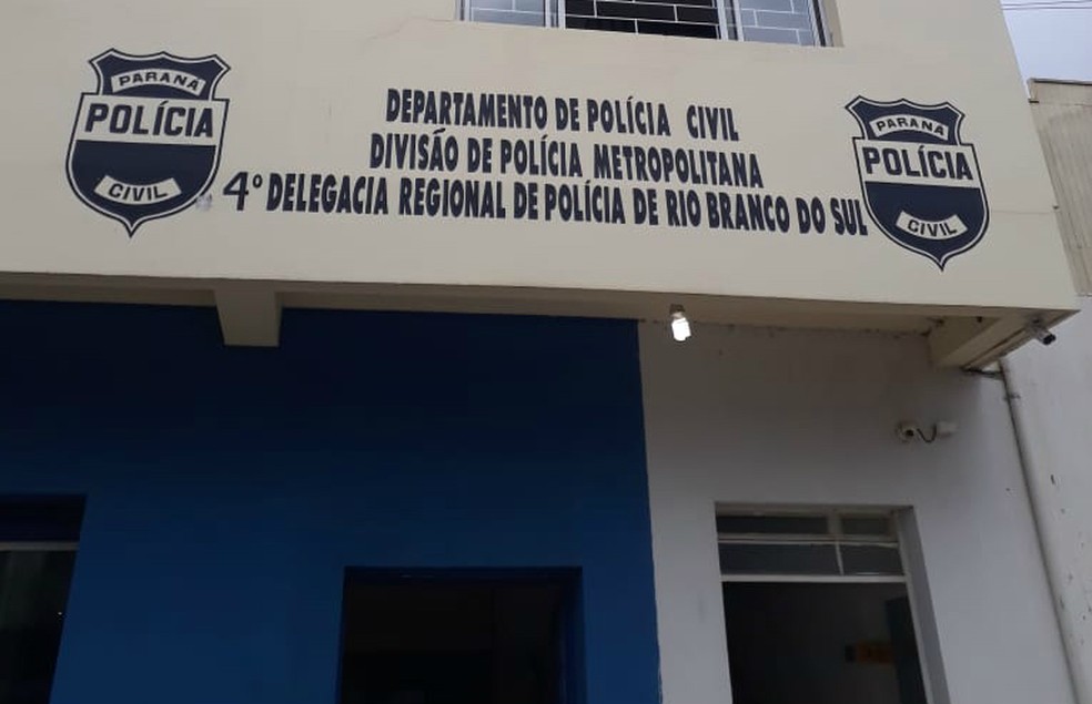 Os dois suspeitos permaneciam presos na delegacia de Rio Branco do Sul nesta sexta-feira (31); eles devem responder pelo crime de estupro de vulnerÃ¡vel â€” Foto: PolÃ­cia Civil/DivulgaÃ§Ã£o