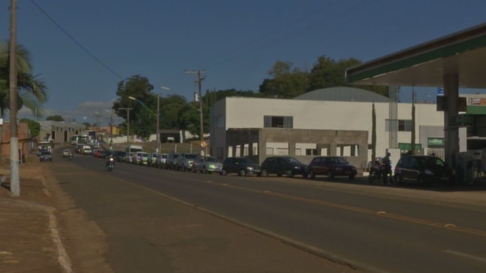 Motoristas de ItararÃ© enfrentam filas para abastecer veÃ­culos (Foto: Leonardo Zamignani/TV TEM)