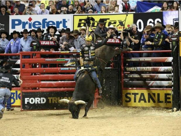 Peão de Ribas do Rio Pardo vence o Campeonato Mundial de Rodeio da PBR –  FUNDESPORTE