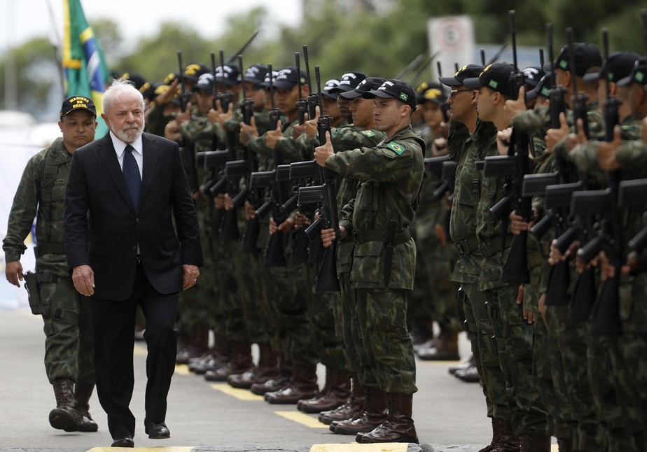 Presidente Lula passa a tropa em revista ao chegar ao Comando da Marinha