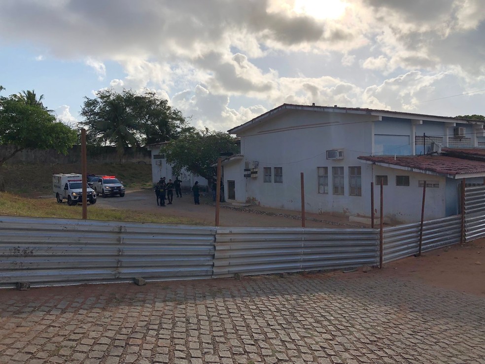 Corpo foi localizado por vigilante dentro de área da Policlínica Potengi, na Zona Norte de Natal — Foto: Vinícius Marinho/Inter TV Cabugi