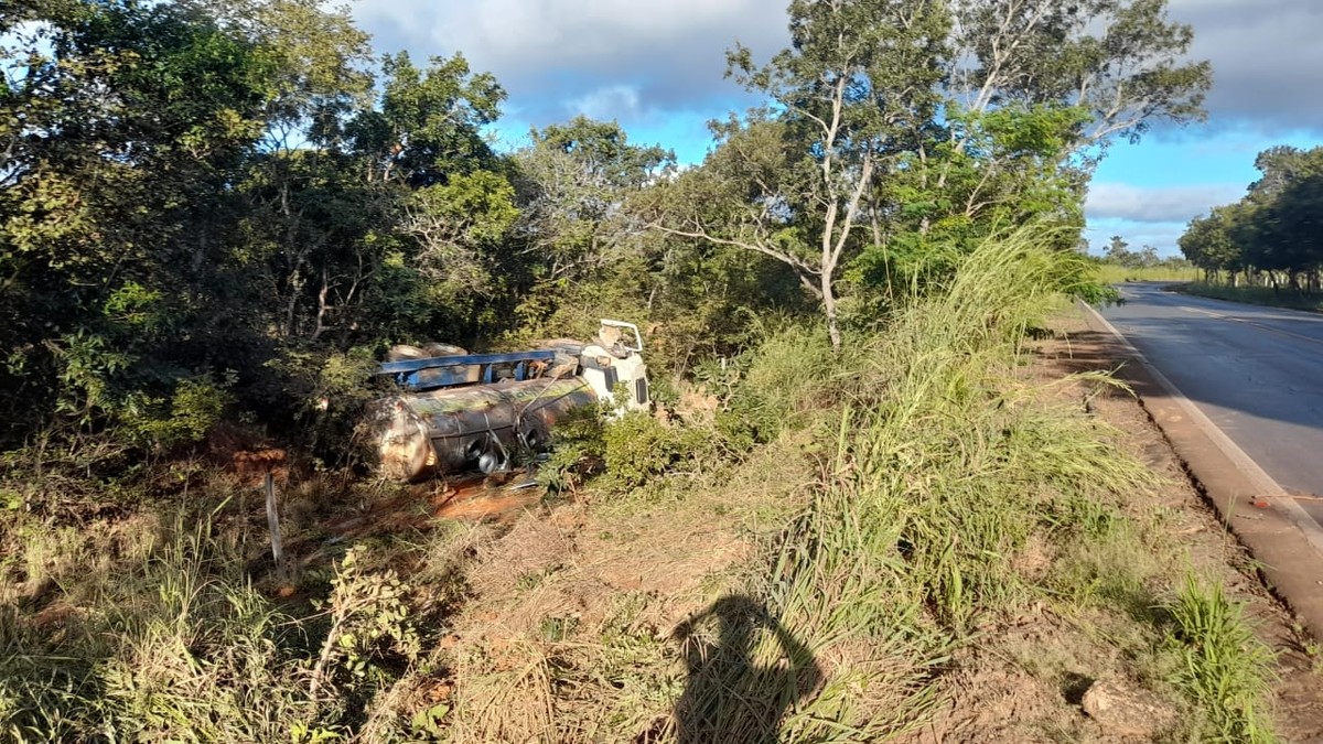 Caminhão carregado com leite tomba na LMG-628 e motorista fica preso às ferragens