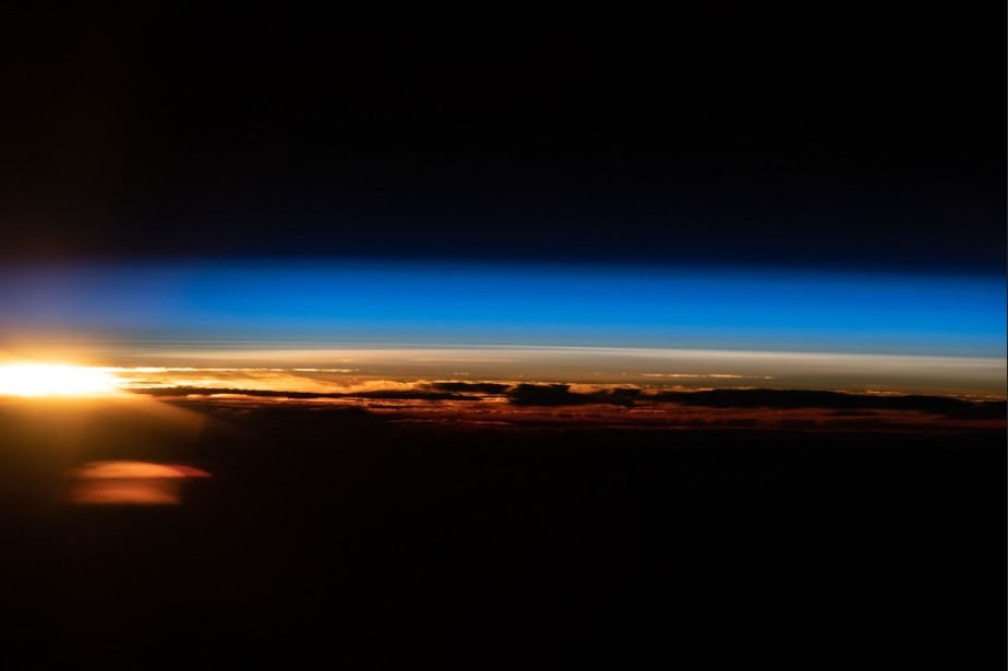 O sol nasce acima do Oceano Índico na costa da Austrália Ocidental, conforme fotografado da estação espacial